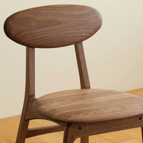 丸みを帯びた座面と背もたれが身体を優しく支え、安定感のあるゆったりとした座り心地です。