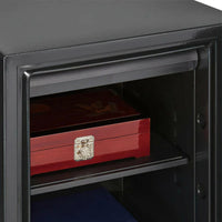 【自在な収納アレンジ】可動式の棚板は、収納物に合わせて高さを調整でき、無駄なくスペースを活用できます。