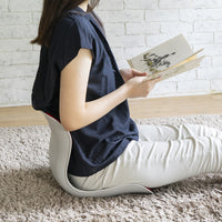 【床座りでも姿勢を美しく】リビングでのくつろぎ時間や読書タイムも、床に直接置いて座るだけで、背筋が自然と伸びて快適に過ごせます。