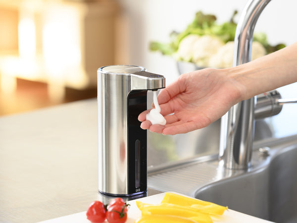 手をかざすだけで自動的にソープが出てくる、センサー式で泡ソープタイプのソープディスペンサー。