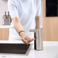 【触れずにクリーンな空間を】手をかざすだけの非接触センサーで、家族みんながいつでも清潔に使えます。