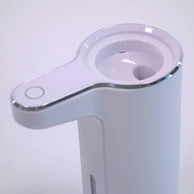 詰め替えの注ぎ口が広いため、詰め替え作業もラクラクです。