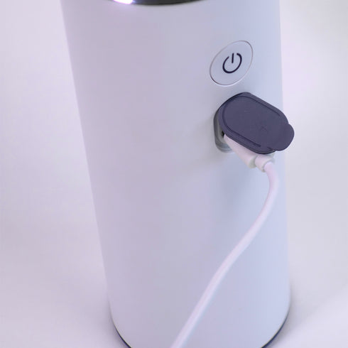 電池はUSBでの充電式となっており、電池交換の作業が必要ありません。