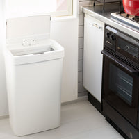 【ノンタッチで衛生的】手をかざすだけでフタが自動開閉するセンサー式で、料理中など手が汚れている時でも衛生的にゴミ捨てが可能です。