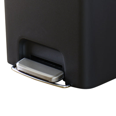 ステップ式の利点は、なんといっても両手がふさがっていても簡単にダストボックスのフタを開けることができることです。