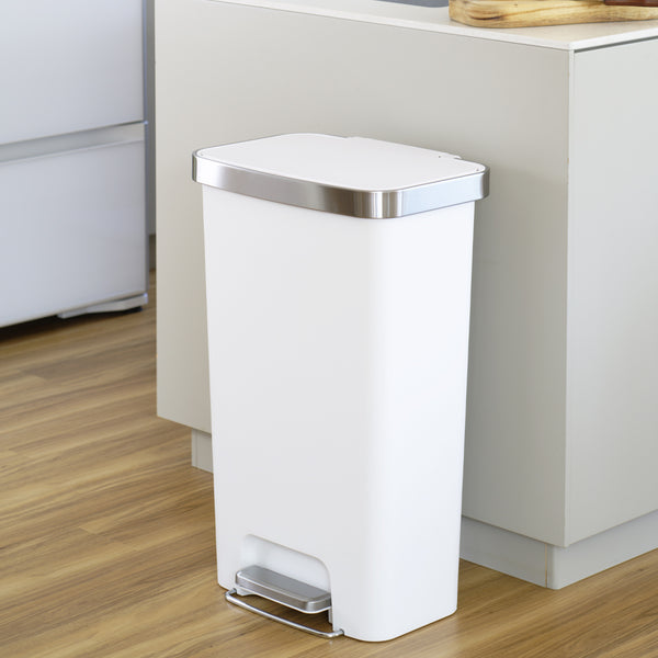 大容量でありながらコンパクトなサイズ感で場所を選ばず活躍してくれる、プラスチック製でステップ式(ペダル式)の45Lダストボックス。