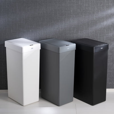 センサー式のダストボックスっぽくない、樹脂製でおしゃれなワントーンカラーでまとめられた30Lのセンサー式ダストボックス。