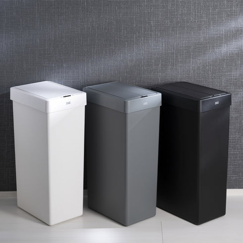 センサー式のダストボックスっぽくない、樹脂製でおしゃれなワントーンカラーでまとめられた30Lのセンサー式ダストボックス。