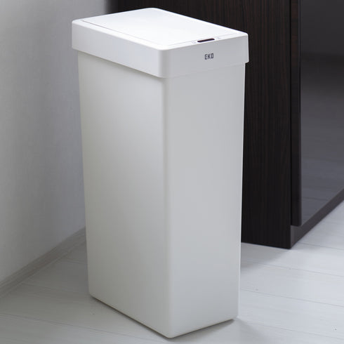 センサー式のため手をかざすだけで簡単にフタを開けることができるのはもちろんのこと、フタのデジタルパネルのタッチボタンでもマニュアル開閉が可能です。