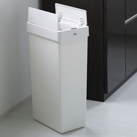 【棚下にも置ける両開きフタ】フタが中央から開くため、高さ制限のある場所でもスムーズにゴミを捨てられます。