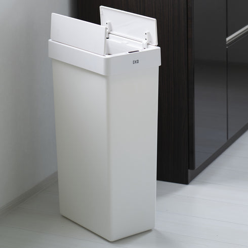 フタは両開きで開くため、棚下やカップボード下など、高さ制限がある場所にも設置できます。