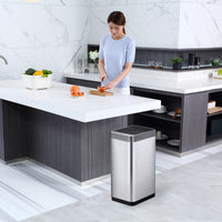 【調理をスムーズに】手が汚れていても触れずにフタが開くセンサー式だから、お料理中も衛生的にゴミを捨てられます。