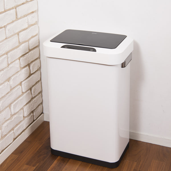 大容量でありながらコンパクトなサイズ感で場所を選ばず活躍してくれる、ステンレススチール製でセンサー式の45Lダストボックス。