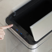 【用途に合わせた開閉モード】タッチボタンでフタを開ければ約20分間開放状態をキープ。調理中の連続したゴミ捨てに便利です。