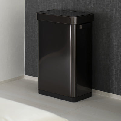 大容量でありながらコンパクトなサイズ感で場所を選ばず活躍してくれる、ステンレススチール製でセンサー式の45Lダストボックス。