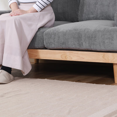 脚を付ければ座面下は15cmあり、柄の長い掃除用品やロボット掃除機も通り、埃が溜まりやすいソファの下を綺麗に保つことができます。