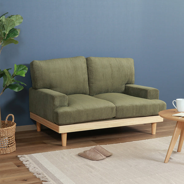 ナチュラルな天然木のフレームと、手触りのよいコーデュロイ生地が温かみを感じさせる2人掛けソファです。