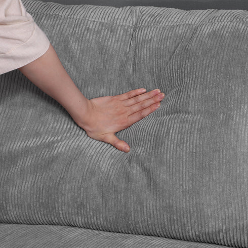 座面はポケットコイルを使用し、ほどよい硬さで体をしっかり支え、背面はシリコンフィルを使用し、包み込むような柔らかさが快適な座り心地を与えてくれます。