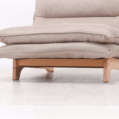 ボリュームのあるダブルクッション仕様なので座面はふかふか、ゆったりリラックスできます。