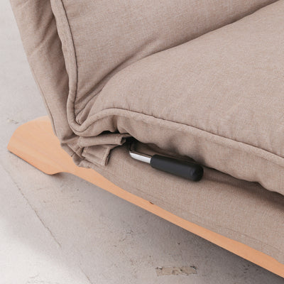 レバー式の6段階リクライニング機能付きで、TVを観る・読書をするなどのシーンに合わせてお好みの角度でご使用できます。