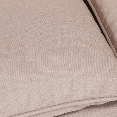 夏はべたつかず、冬はひんやりとしない、オールシーズン快適に使えるファブリック素材を使用しています。