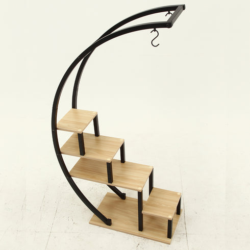 【立体感を生む、リズミカルな棚】
高低差のあるリズミカルな棚の配置は、置くもの同士が重なりにくく、それぞれの魅力を引き立てながら立体的なディスプレイを可能にします。