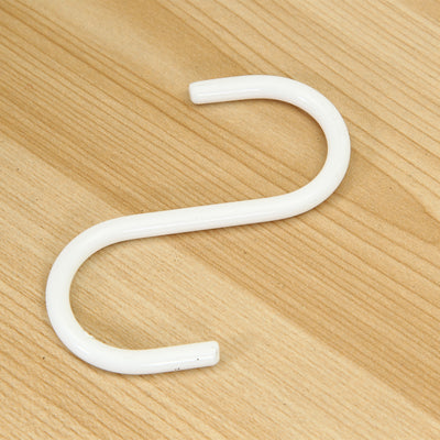 【ディスプレイが広がるS字フック】
本体と同じカラーのS字フックが2個付属しており、ハンギングプランターなどを吊るせば、空間を縦に活かしたディスプレイの幅がさらに広がります。