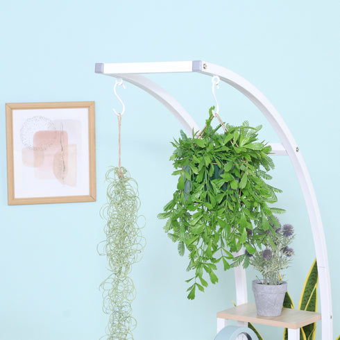 【「吊るす」をプラスして、上級者に】
アーチの最上部にお気に入りのグリーンを吊るせば、目線が上に集まり、お部屋がより一層華やかでおしゃれな空間に変わります。