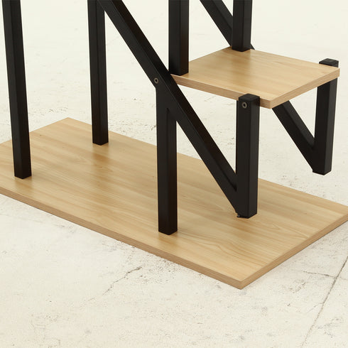 【足元まで、こだわりを】
安定感のある土台と、リズミカルに配置されたスチールのフレームが、置くものをしっかりと支えながら、デザインのアクセントにもなっています。