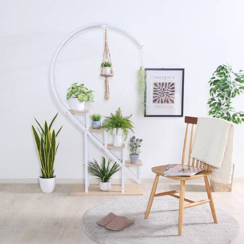 【暮らしに寄り添うアーチ】
スチールと木目の優しいデザインはグリーンとの相性も抜群で、殺風景になりがちな壁際に置くだけで、温かみのある魅力的な空間へと導きます。