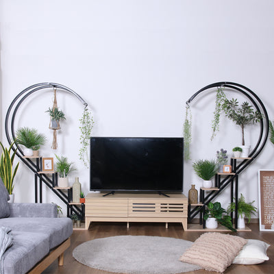 【テレビを囲むシンメトリー】
アーチ型のラックをテレビの両サイドに置くだけで、無機質になりがちな空間が、まるでアートを飾ったような洗練された印象に生まれ変わります。