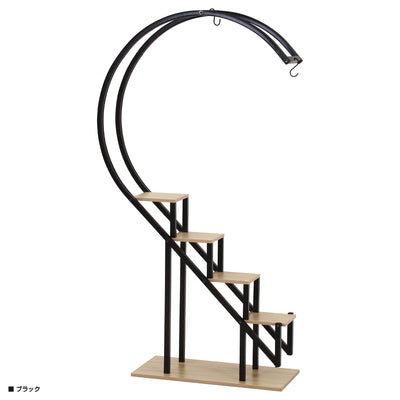 【ブラックで引き締める空間】
クールで引き締まった印象を与えるブラックは、飾るものを主役にしつつ、スチールと木目の異素材ミックスが、モダンで落ち着いた空間を演出します。