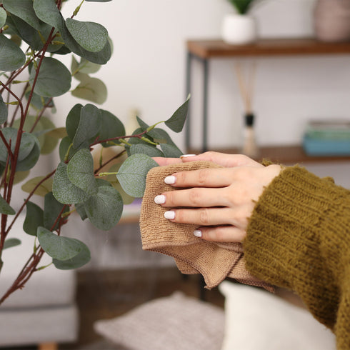 フェイクグリーンなので虫が寄り付かず、水やりなどの毎日のお手入れも不要で、枯れることなく長くお使いいただけます。