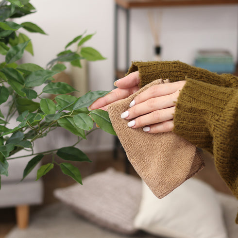 フェイクグリーンなので虫が寄り付かず、水やりなどの毎日のお手入れも不要で、枯れることなく長くお使いいただけます。