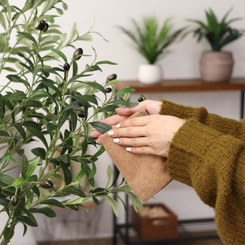 フェイクグリーンなので虫が寄り付かず、水やりなどの毎日のお手入れも不要で、枯れることなく長くお使いいただけます。