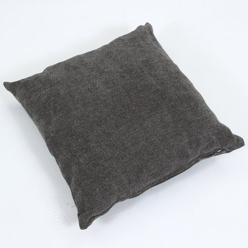 【使い方いろいろ、万能クッション】
ソファと同じ生地で作られた付属のクッションは、腰当てにしたり、枕にしたりと、あなたのリラックスタイムをさらに快適にします。