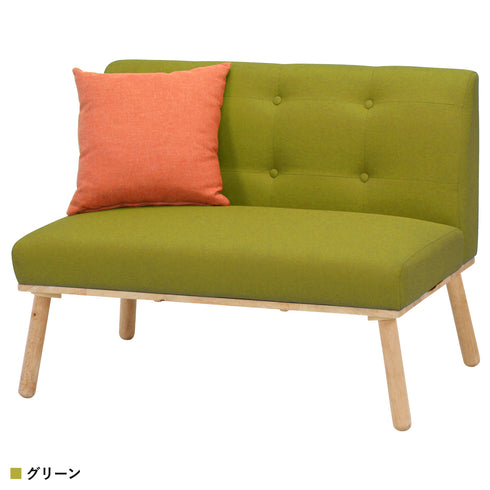 【彩りを添える、クッションの魔法】
優しいグリーンのソファには同色のクッションが付属しますが、お気に入りの色をプラスすれば、あなただけの特別なコーディネートが完成します。