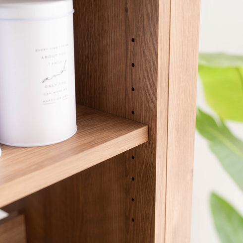 下段の可動棚は収納物に合わせて3cmピッチ9段階で棚位置が選べます。