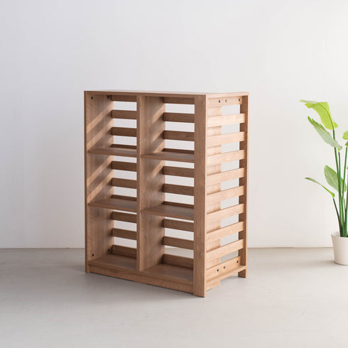 6cm間隔のラダーが程よい透け感を作るラダー型パーテーションとラダーバックシェルフがくっついたオープンシェルフです。