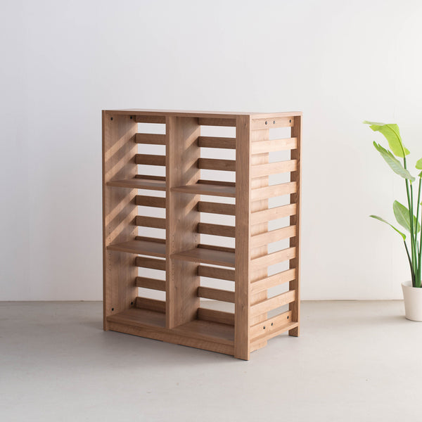 6cm間隔のラダーが程よい透け感を作るラダー型パーテーションとラダーバックシェルフがくっついたオープンシェルフです。