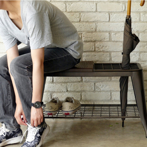 ベンチと傘立てが一台に集約されており、限られたエントランススペースでも活躍してくれます。