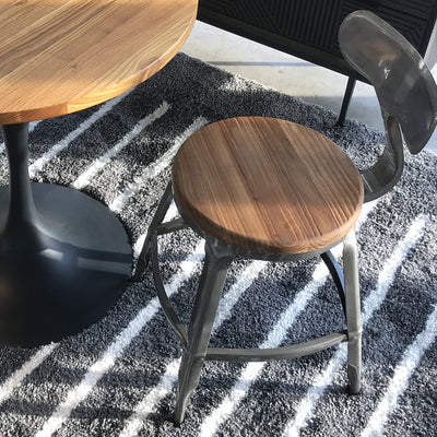 ミッドセンチュリー家具の雰囲気を感じさせてくれるスチールの質感は温かみがあり、使えば使うほど味わい深い一台になってくれます。