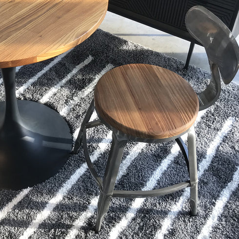 ミッドセンチュリー家具の雰囲気を感じさせてくれるスチールの質感は温かみがあり、使えば使うほど味わい深い一台になってくれます。