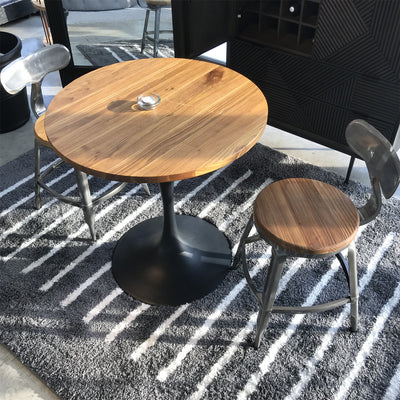 チェアだけでなく、同じシリーズでハイチェアやハイテーブルなども展開しているため、一緒に使うことで統一感のある空間もつくれます。