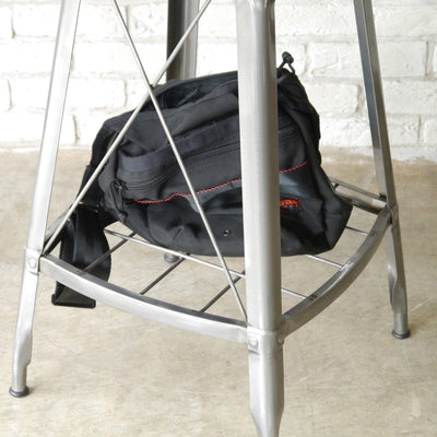 座面下には網棚が付いており、足置きとしてだけでなく、カバンなどを収納することもできます。