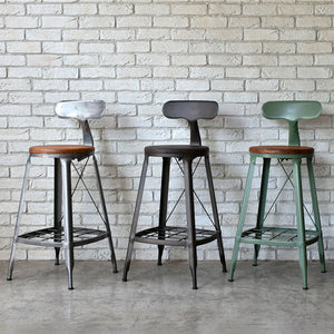 【3色の豊かな表情】インダストリアルな空間に溶け込む、クリア、カーキ、ダークブラウンの3色展開です。