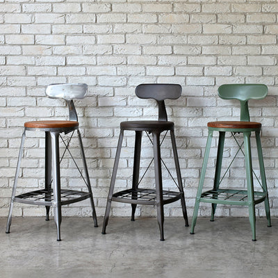 シンプルなフォルムで、エルム無垢材とスチールの組み合わせが目を惹く「1281シリーズ」のハイチェア。