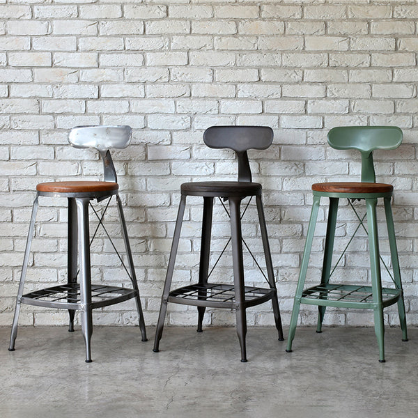 シンプルなフォルムで、エルム無垢材とスチールの組み合わせが目を惹く「1281シリーズ」のハイチェア。