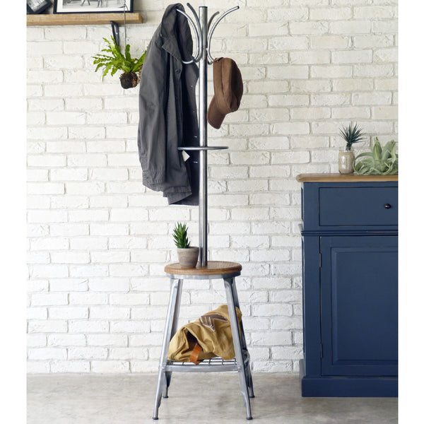 シンプルなフォルムで、エルム無垢材とスチールの組み合わせが目を惹く「1281シリーズ」のコートハンガー。