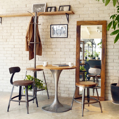 コートハンガーだけでなく、同じシリーズでハイチェアやハイテーブルなども展開しているため、一緒に使うことで統一感のある空間もつくれます。